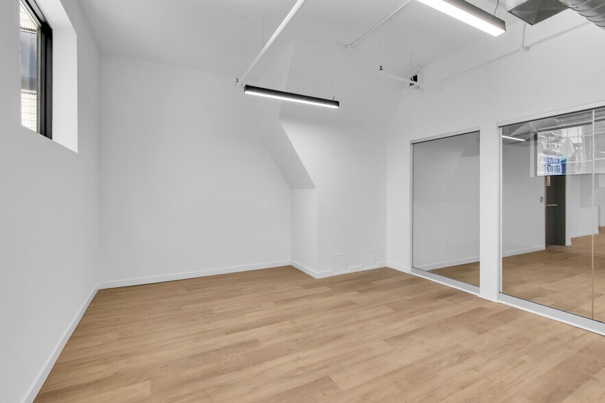 More Photos Of 146 Yonge St, Toronto Storefront Retail Office For Lease