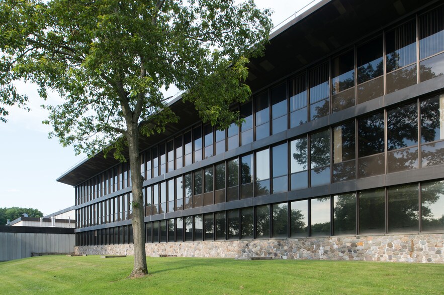 More Photos Of 199 Benson Rd, Middlebury Flex For Lease