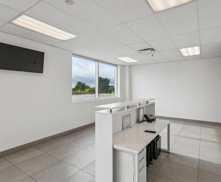 More Photos Of 100 Ironside Dr, Brampton Distribution For Lease