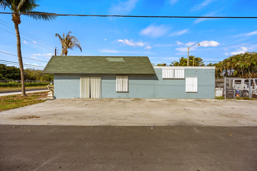 More Photos Of 3085 2nd Ave N, Palm Springs Freestanding For Sale