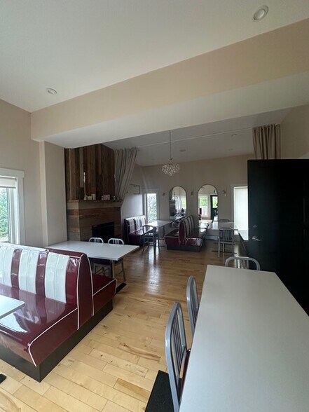 More Photos Of 1998-2006 Phelan Rd W, Ottawa Hotel For Lease