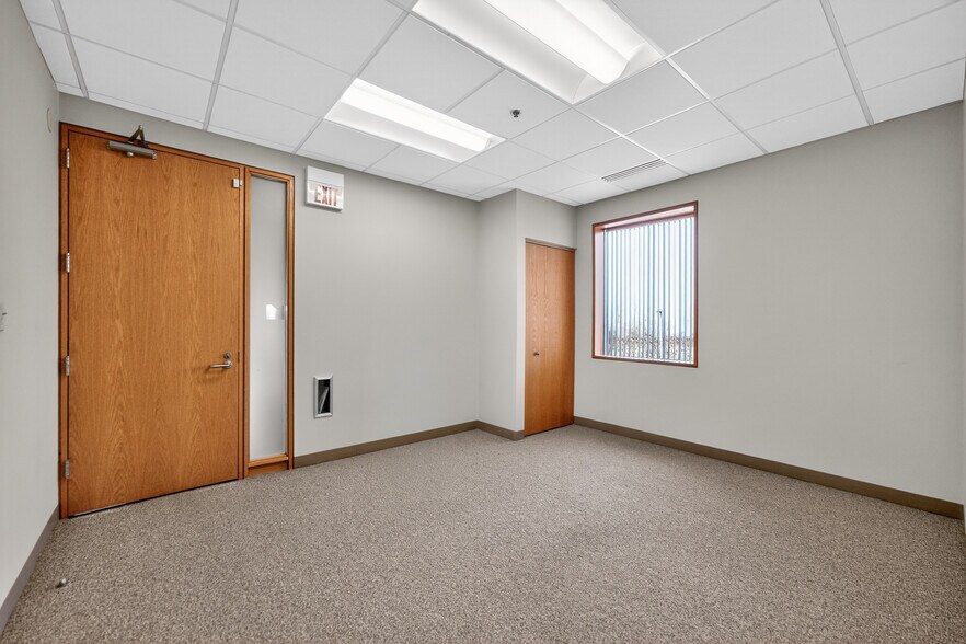 More Photos Of 290 Springfield Dr, Bloomingdale Medical For Lease