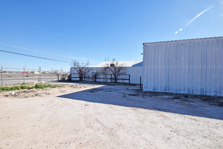More Photos Of 302 Industrial Ave, Odessa Warehouse For Sale