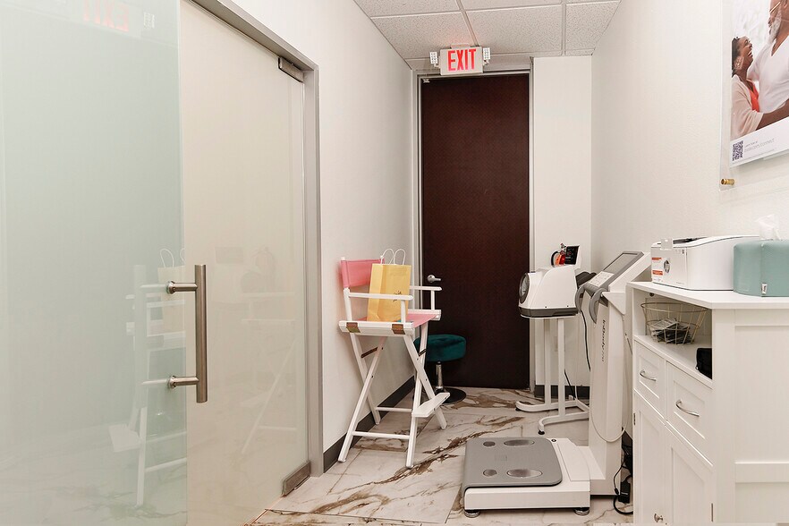 More Photos Of 114 Vision Park Blvd, Shenandoah Office For Sale