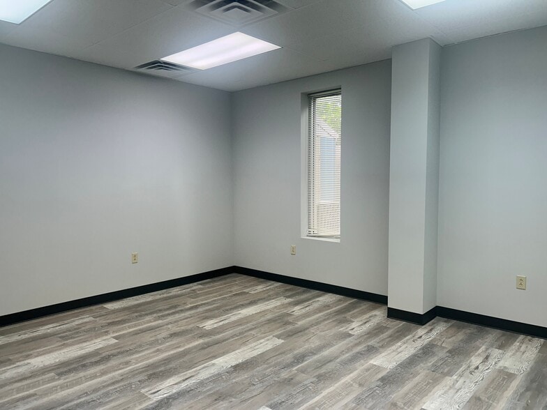 More Photos Of 121 Harris St, Madison Office For Sale