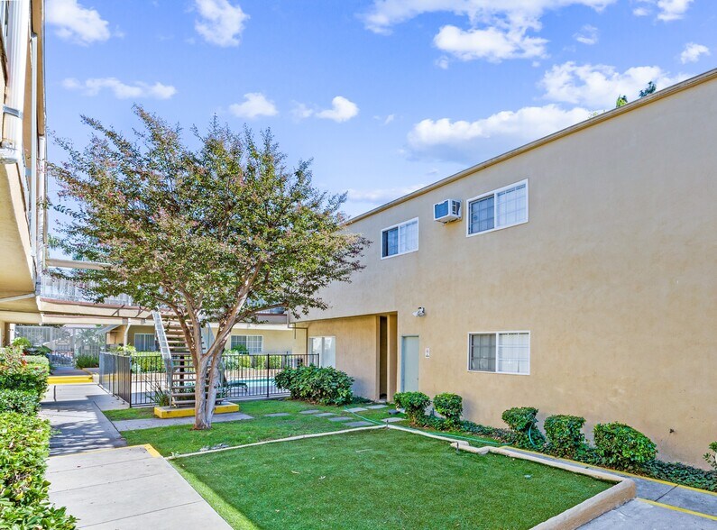 More Photos Of 8523 Etiwanda Ave, Northridge Apartments For Sale