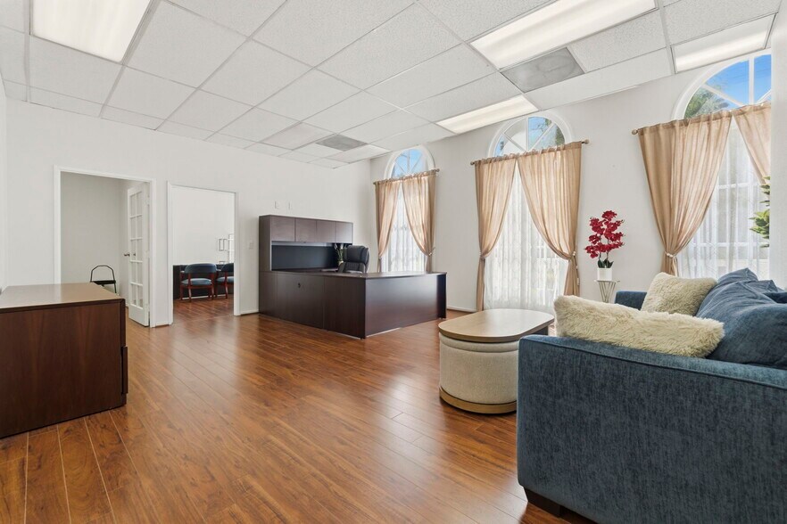 More Photos Of 20501 Ventura Blvd, Woodland Hills Office For Lease