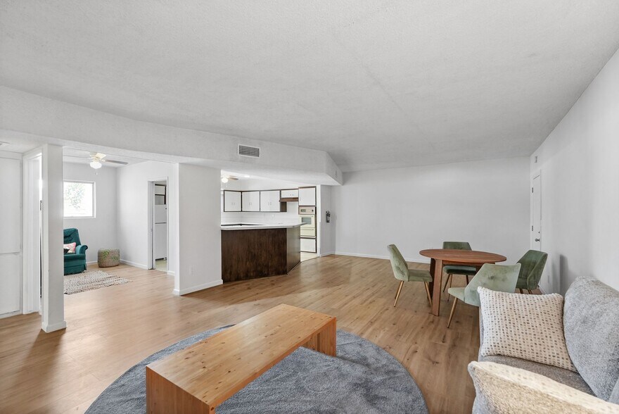 More Photos Of 19621-19623 1/2 Ventura Blvd, Tarzana Storefront Retail Residential For Sale
