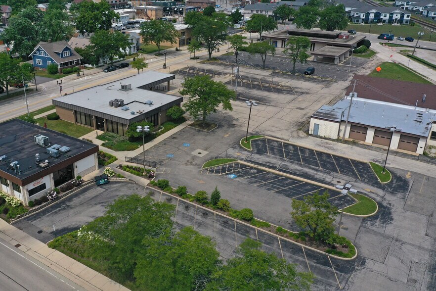 More Photos Of 411 N Seymour Ave, Mundelein Bank For Lease