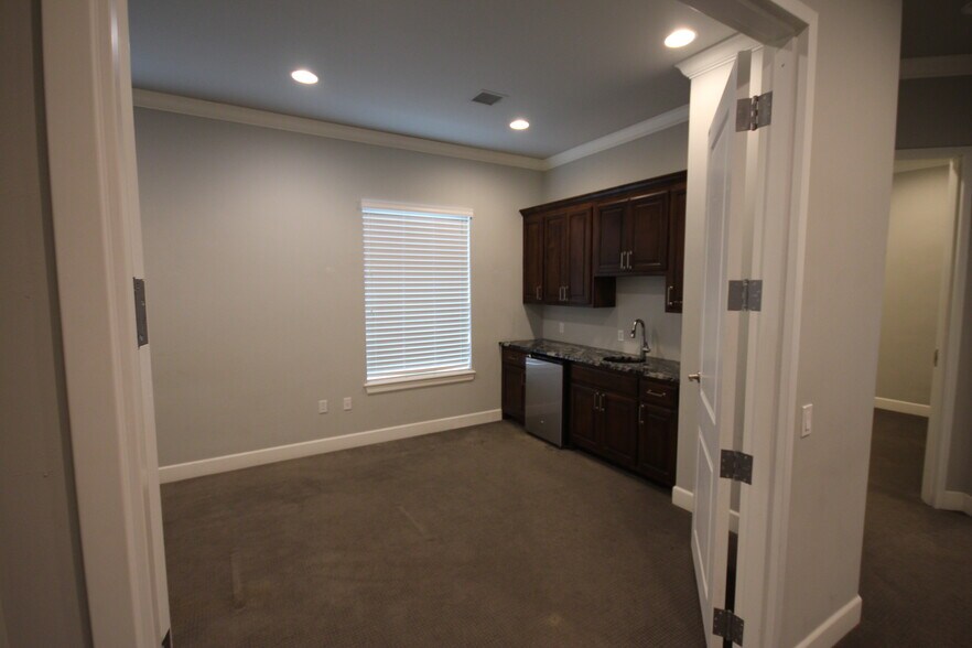 More Photos Of 7806 E 108th St S, Tulsa Office For Lease
