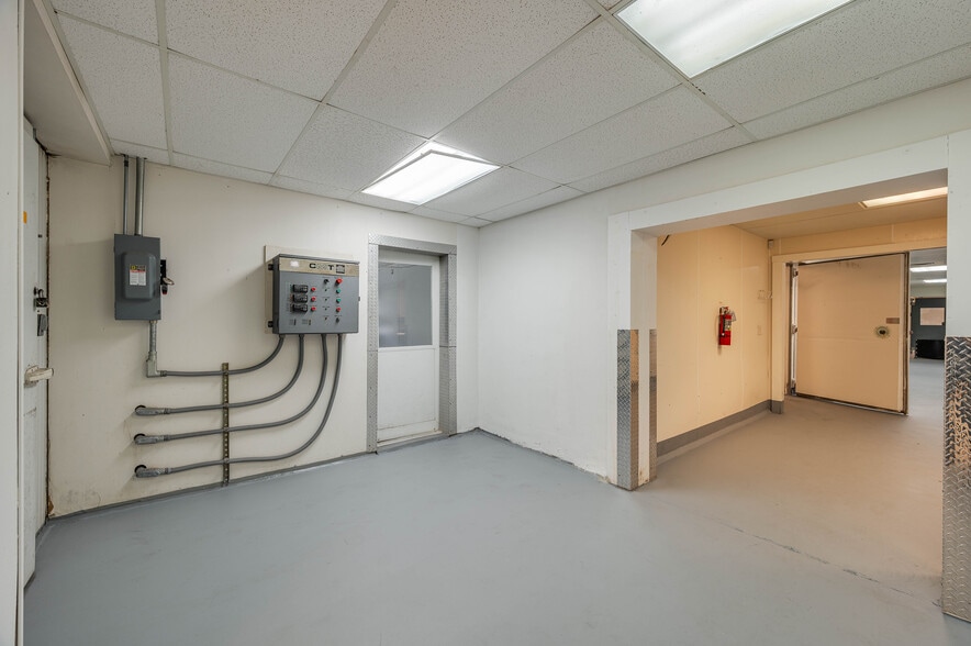 More Photos Of 174 NW 9th ave, Mulberry Distribution For Sale
