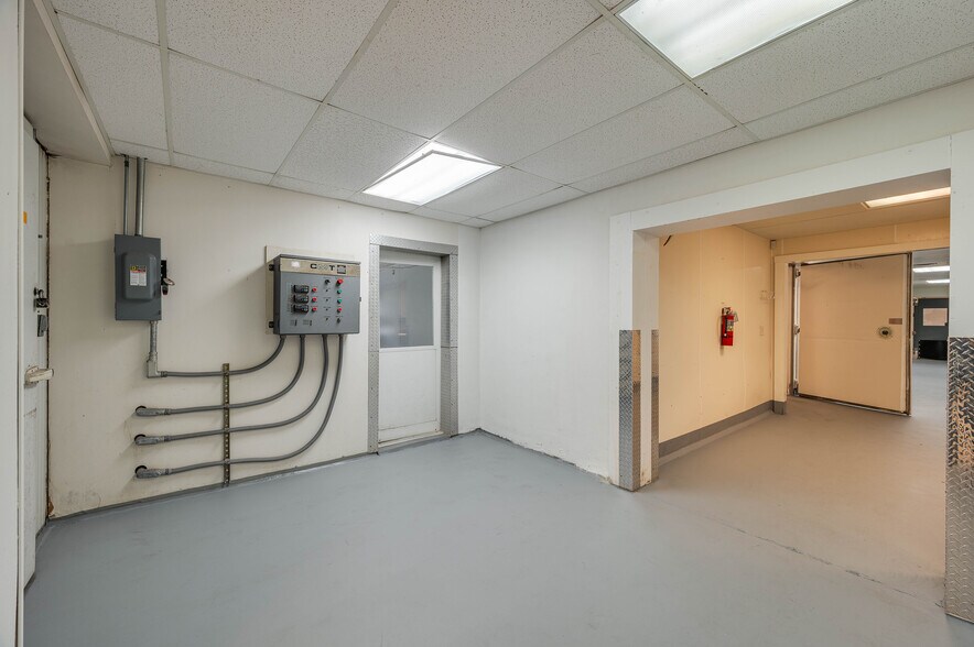 More Photos Of 174 NW 9th ave, Mulberry Distribution For Sale