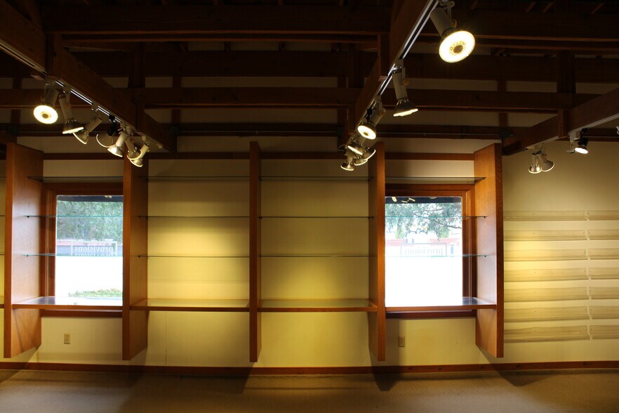 More Photos Of 310-340 Water St, Excelsior Freestanding For Lease