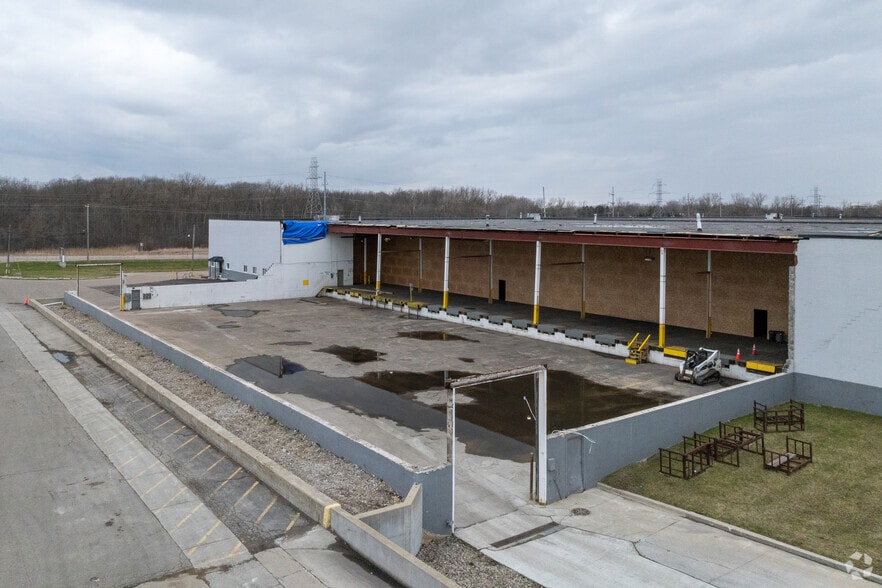 More Photos Of 7075 Dort Hwy, Grand Blanc Warehouse For Lease