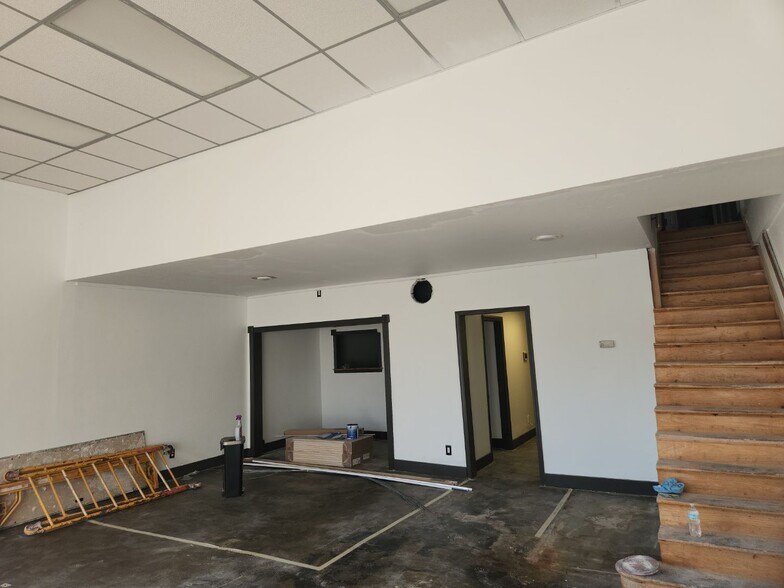 More Photos Of 431-489 N Cleveland St, Memphis Storefront For Lease