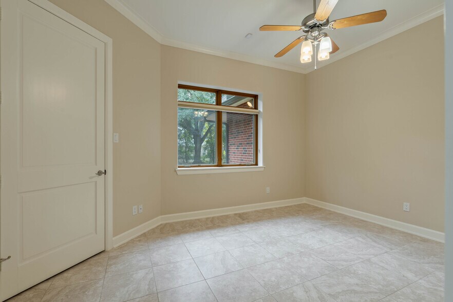 More Photos Of 16621 Hereford Dr, Tomball Flex For Sale