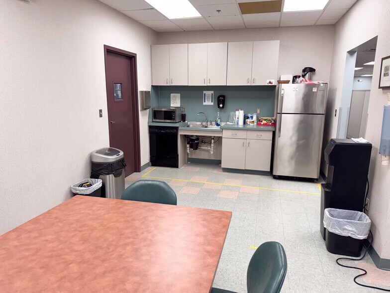 More Photos Of 47 Commerce Dr, Bristol Manufacturing For Sale