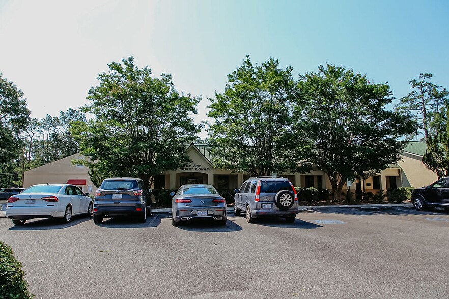 More Photos Of 670 SW Broad St, Southern Pines Office For Lease