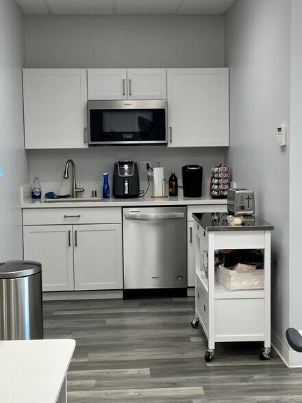 More Photos Of 28303-28319 W Industry Dr, Valencia Warehouse For Lease