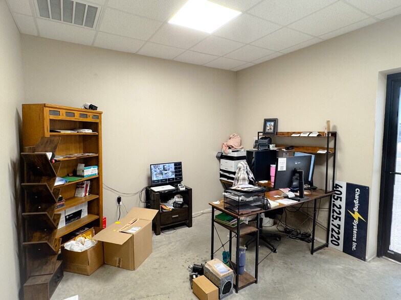 More Photos Of 4415 SW 3rd St, Oklahoma City Warehouse For Lease