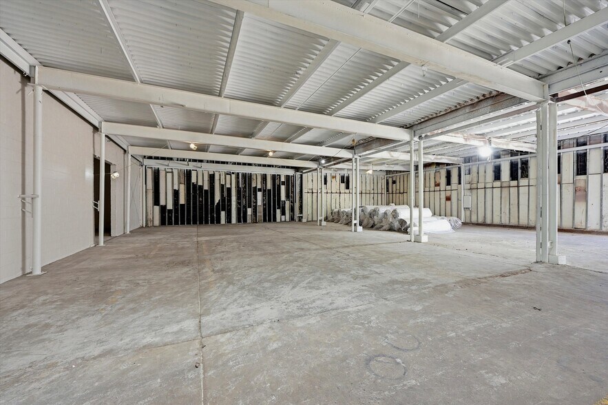 More Photos Of 613 S Armstrong Ave, Denison Warehouse For Sale