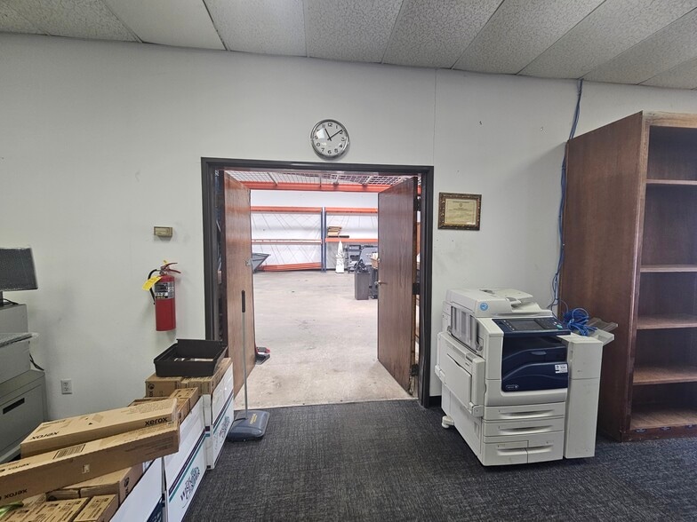 More Photos Of 1261 W Hurst Blvd, Hurst Warehouse For Lease