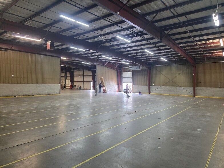 More Photos Of 709 Oak Hill Rd, Evansville Warehouse For Lease