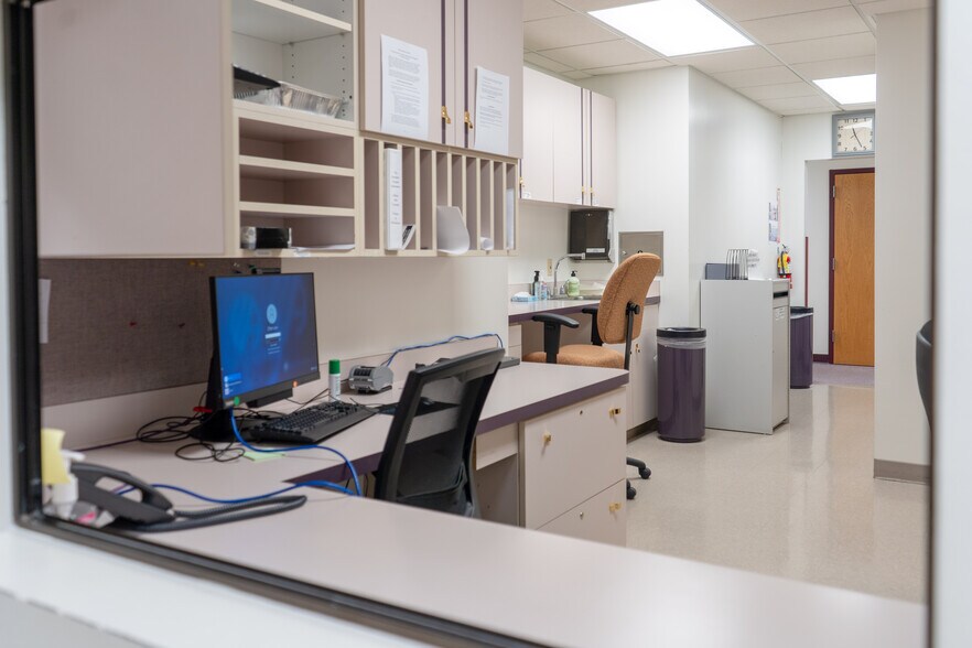 More Photos Of 117 Mary's Ave, Kingston Medical For Sale