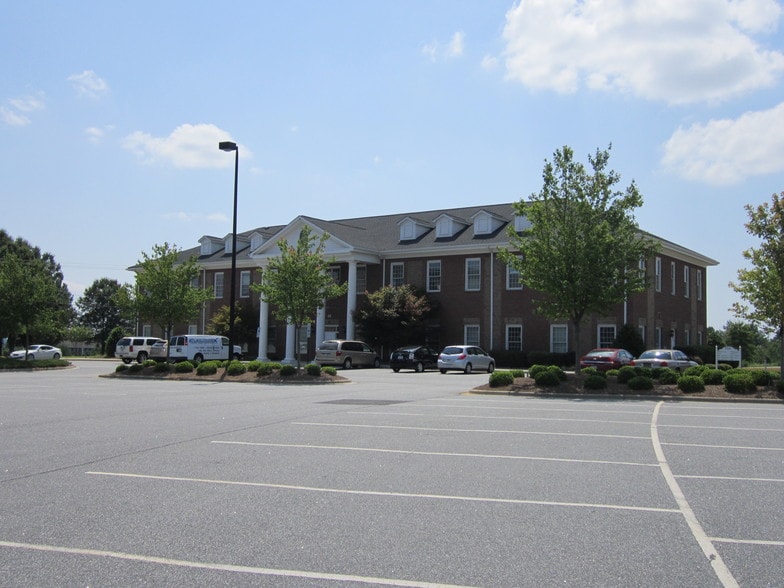 More Photos Of 114 Morlake Dr, Mooresville Medical For Lease