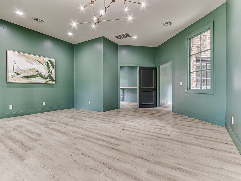 More Photos Of 1725 W 33rd St, Edmond Office For Sale