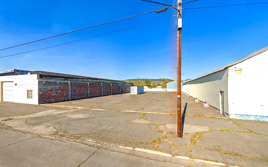 More Photos Of 242/284/292 Market St, Klamath Falls Manufacturing For Sale