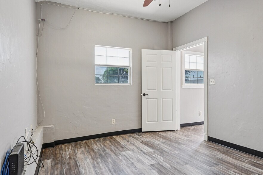 More Photos Of 2423 Hinton Dr, Irving Warehouse For Lease
