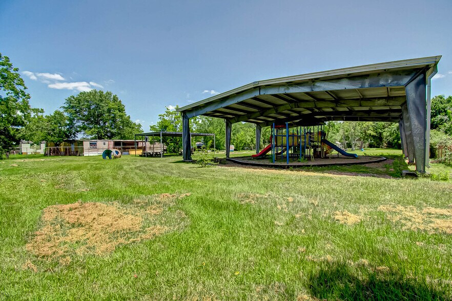 More Photos Of 3019 Dickinson Ave, Dickinson Freestanding For Sale
