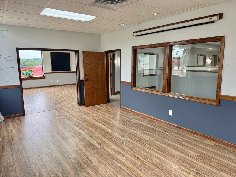 More Photos Of 641 Lincoln Way W, Massillon Showroom For Lease