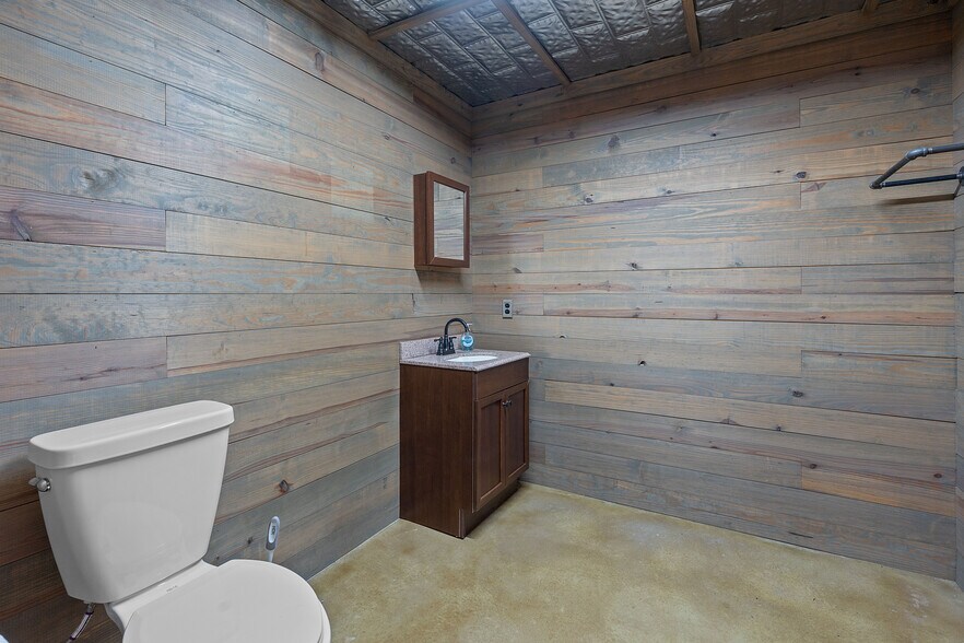 More Photos Of 217 Southern Dr, Johnson City Flex For Lease