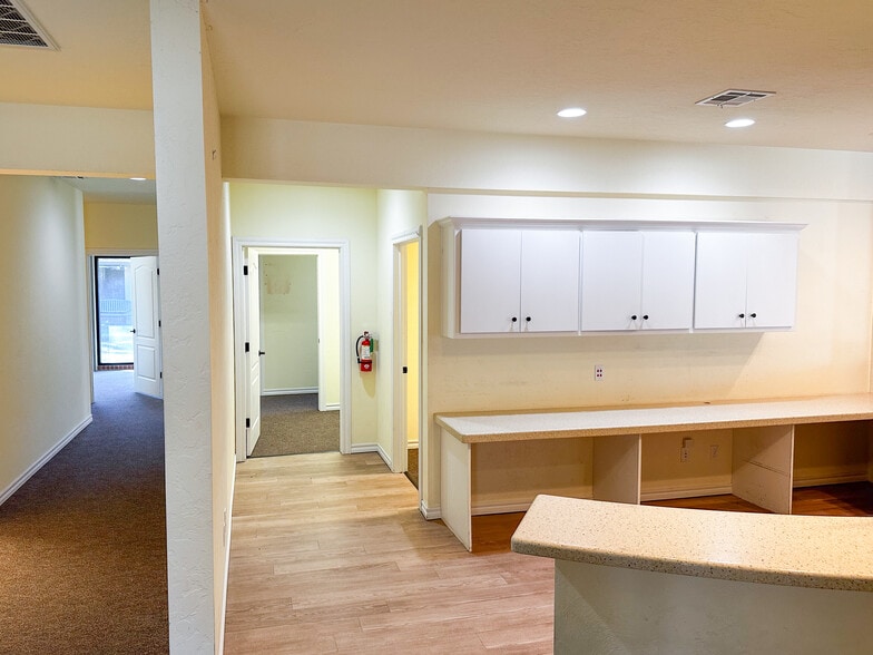 More Photos Of 2411 Heritage Trl, Enid Office For Sale