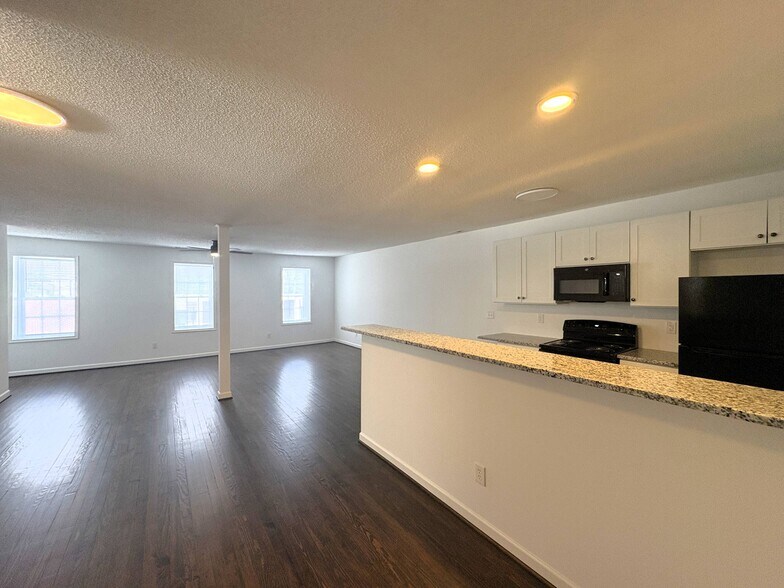 More Photos Of 207 W Main St, Mayodan Storefront Retail Residential For Sale