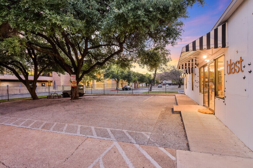 More Photos Of 1101 W 34th St, Austin Freestanding For Sale