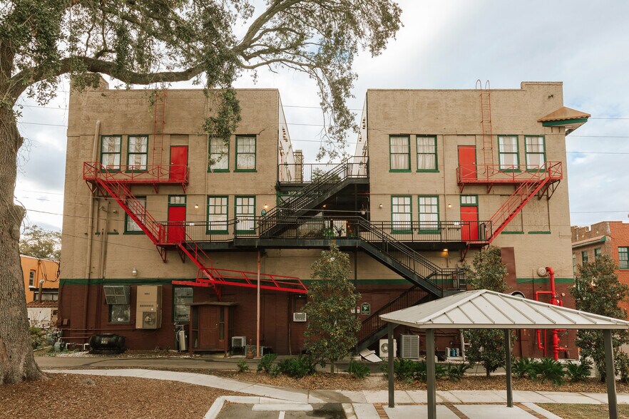 More Photos Of 99 W Plant St, Winter Garden Hotel For Sale