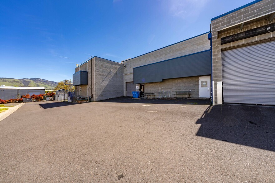 More Photos Of 710 Jefferson Ave, Ashland Light Manufacturing For Lease