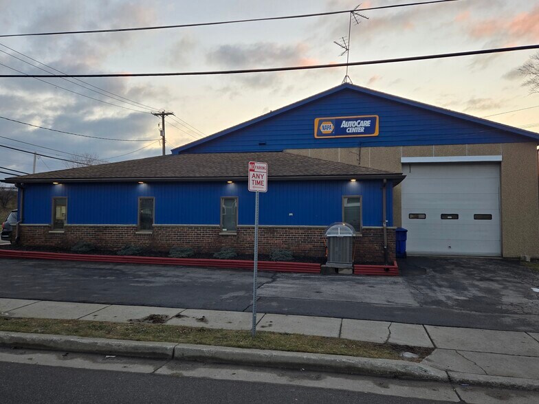 Primary Photo Of 2671 Seneca St, West Seneca Auto Repair For Sale