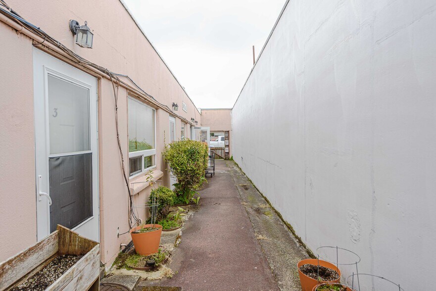 More Photos Of 562 Newmark St, Coos Bay Storefront For Sale