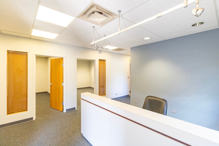 More Photos Of 450 Bennett Rd, Elk Grove Village Warehouse For Lease
