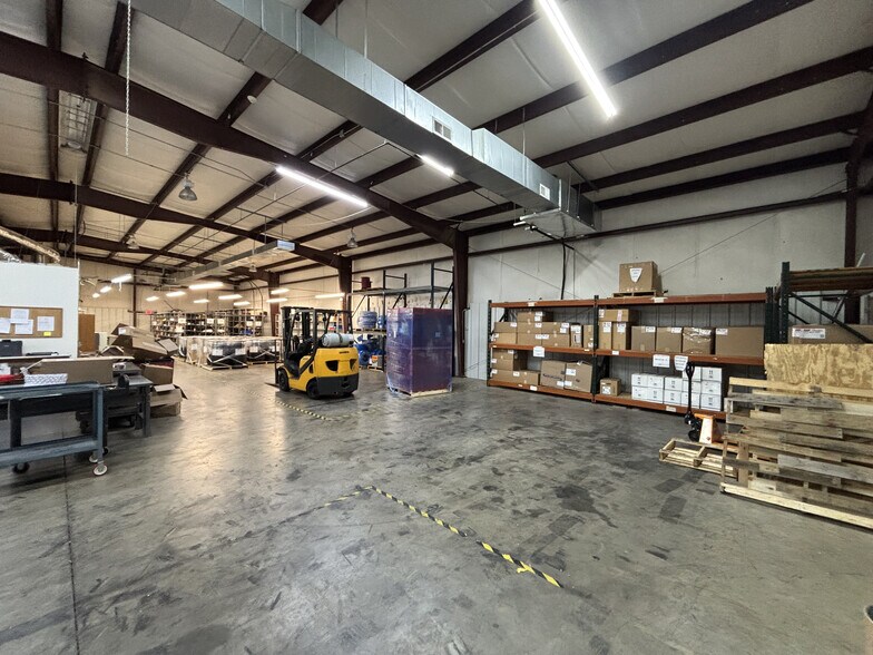 More Photos Of 251 Inglesby Pky, Duncan Warehouse For Lease