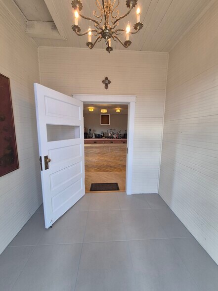 More Photos Of 130 Elm St, Windsor General Retail For Sale