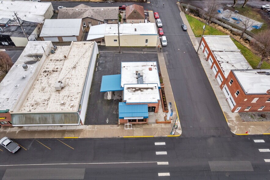 More Photos Of 639 Morgan St, Davenport Bank For Lease