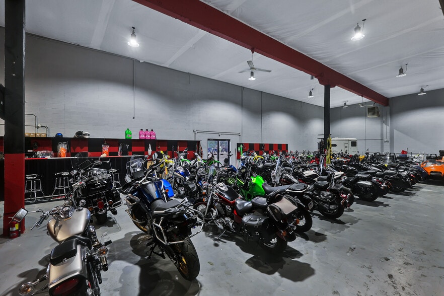 More Photos Of 7168 N Government Way, Dalton Gardens Warehouse For Lease