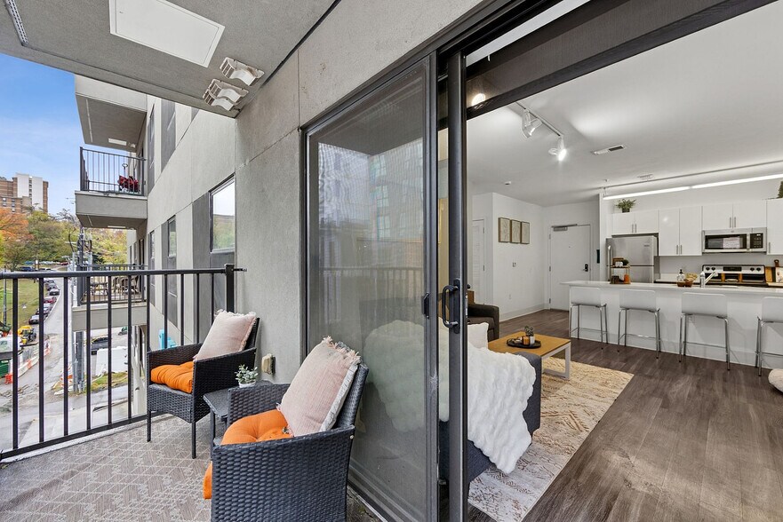 More Photos Of 2010 Cumberland Ave, Knoxville Apartments For Lease