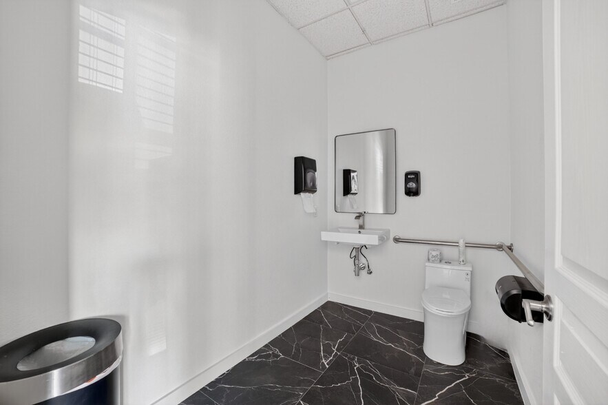 More Photos Of 2321 Ira E Woods Ave, Grapevine Medical For Lease