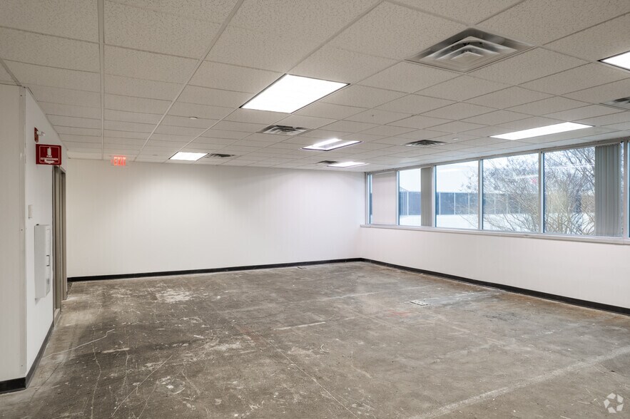 More Photos Of 2950 Express Dr S, Islandia Office For Lease